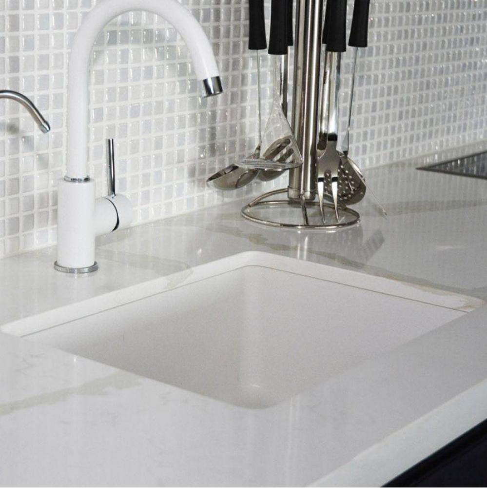 30&apos;&apos; x 18&apos;&apos; Undermount Fireclay Sink